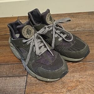 Men's Gray and Black Sneakers